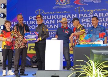 JALALUDDIN Alias (tiga dari kiri) menyampaikan replika cek bantuan kepada pengusaha perikanan sempena Karnival Usahawan MyAgropreneur Perikanan dan MyKomuniti Perikanan Zon Selatan 2024 di Dataran Kuala Klawang, Jelebu hari ini.-UTUSAN/NOR AINNA HAMZAH.