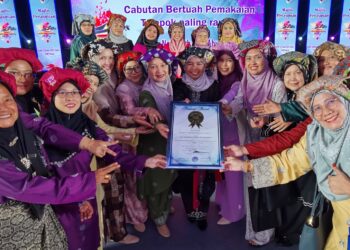 HADIRIN Program Moh Bertelepok bersempena Majlis Perasmian Perpatih Fest 2024 di Dataran Nilai, Seremban hari ini bergambar bersama sijil pengiktirafan MBOR bagi pemakaian telepok teramai.-UTUSAN/MOHD. SHAHJEHAN MAAMIN.