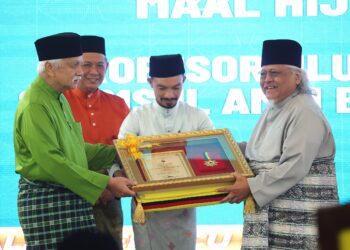 TUANKU Muhriz Ibni Almarhum Tuanku Munawir berkenaan menyampaikan Anugerah Tokoh Maal Hijrah Negeri Sembilan kepada Shamsul Amri pada Majlis Sambutan Maal Hijrah 1446 Hijrah Peringkat Negeri Sembilan yang diadakan di Masjid Negeri, Seremban hari ini.