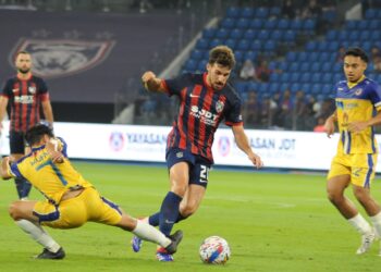 Pemain tengah JDT, Juan Muniz  diasak pertahanan Malaysian University, Muhammad Zharif pada perlawanan kedua Piala FA di Stadium Sultan Ibrahim, Iskandar Puteri malam ini. -UTUSAN/RAJA JAAFAR ALI