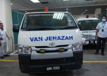 VAN yang membawa jenazah Nur Farah Kartini Abdullah meninggalkan Hospital Sungai Buloh untuk dikebumikan di Pekan, Pahang. - UTUSAN/FARIZZUAN