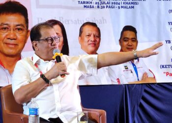 JONISTON Bangkuai semasa Seminar Politik Anak Muda PBS di Kota Kinabalu semalam.