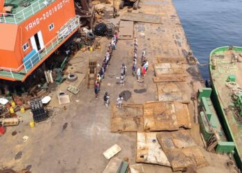 KAPAL korek pasir berdaftar di China ditahan di perairan dekat Tanjung Hantu, Segari semalam. - UTUSAN/MARITIM PERAK