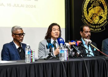 Ketua Jurulatih Harimau Malaya Kim Pan Gon ketika mengumumkan perletakan jawatan sebagai ketua jurulatih Harimau Malaya pada sidang media khas di Wisma Persatuan Bolasepak Malaysia (FAM) di sini hari ini.
Jurulatih berusia 55 tahun berasal dari Korea Selatan itu berkata telah membuat keputusan untuk berundur awal, walaupun kontraknya bersama Persatuan Bolasepak Malaysia (FAM) adalah sehingga Disember 2025. Gambar FAM