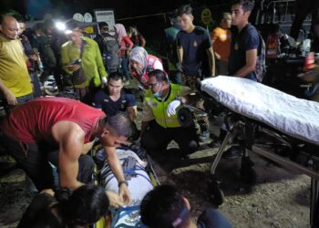 WANITA yang cedera selepas terjatuh ke dalam gaung ketika menuruni puncak Gunung Korbu di Ipoh semalam berjaya dibawa awal pagi ini. - UTUSAN/IHSAN JBPM