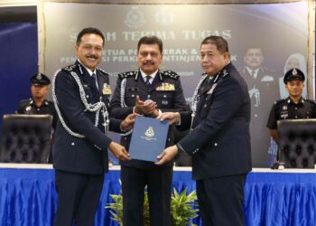 AZMI Abu Kassim (tengah) menyaksikan majlis serah terima tugas Mohd Yusri Hassan Basri (kiri) dan Azizi Mat Aris di Mes Pegawai Kanan Polis Perak di Ipoh hari ini. - UTUSAN/MUHAMAD NAZREEN SYAH MUSTHAFA