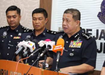 AZIZI Mat Aris (kanan) dalam sidang akhbar di IPK Perak di Ipoh hari ini. - UTUSAN/MUHAMAD NAZREEN SYAH MUSTHAFA