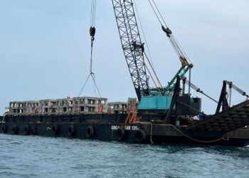 KERJA-KERJA menurunkan tukun untuk dibenamkan ke dasar laut Tok Bali, Pasir Puteh, Kelantan hari ini. - UTUSAN/TOREK SULONG