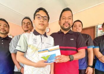 SYAIFUL Rizal Abdul Ghani (kanan) menyampaikan sumbangan kepada Raja Amirul Mukmin Raja Safari di Kampung Gong Manak, Pasir Puteh, Kelantan semalam. – UTUSAN/TOREK SULONG