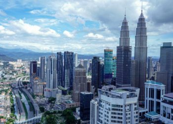 KERAJAAN melaksanakan langkah untuk mengurangkan kenaikan hutang negara sejajar dengan komitmen menambah baik pengurusan kewangan, tanpa mengabaikan pembangunan negara. - GAMBAR HIASAN