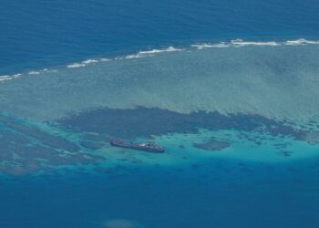PEMANDANGAN dari udara menunjukkan BRP Sierre Madre di Second Thomas Shoal, yang dikenali sebagai Ayungin, di Laut China Selatan.- AGENSI