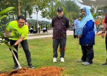 LING Tian Soon (kiri) menanam sebatang pokok sebagai gimik perasmian Program Larian Luban 2024 dan Johor Bersih di Astaka Shahbandar, Batu Pahat, hari ini.