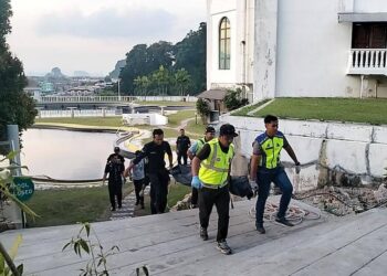 MAYAT lelaki warga emas dengan kesan kecederaan di leher ditemukan di sebuah bangunan persendirian di Ipoh semalam. - UTUSAN