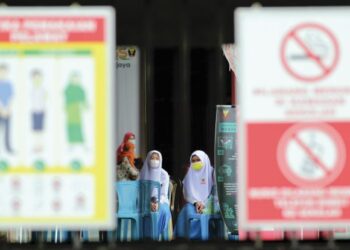 SEPATUTNYA pelajar sekolah dididik dengan iklan yang sarat dengan mesej positif, yang akhirnya melahirkan graduan beradab dan berakal. 
– UTUSAN/RASUL AZLI SAMAD