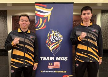 PASANGAN beregu No. 1 negara, Aaron Chia-Soh Wooi Yik ketika memperaga pakaian rasmi kontinjen Malaysia di Sukan Olimpik Paris 2024. - IHSAN MOM