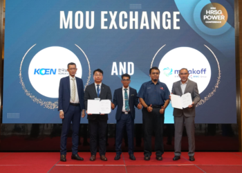 ANWAR Syahrin Abdul Ajib (kiri) pada menandatangani MoU Malakoff Power dengan Korea South-East Power Company (KOEN) di Four Points by Sheraton Puchong, Selangor kelmarin.