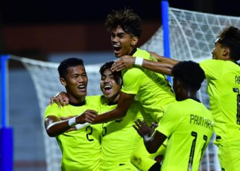 SKUAD Bawah 19 tahun negara meraikan jaringan pembukaan dijaringkan oleh  Ridzwan Rosli pada aksi kedua Kumpulan C Piala AFF B-19 di Stadium Gelora 10 November, Surabaya sebentar tadi.-IHSAN FAM