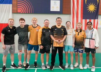Ketua kontinjen negara, Datuk Hamidin Mohd Amin (tengah) bergambar dengan barisan pemain negara yang bakal beraksi di Sukan Olimpik Paris 2024.-IHSAN OCM