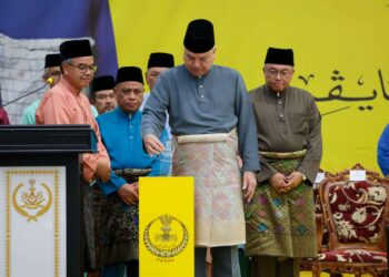 SULTAN Nazrin Muizzuddin Shah merasmikan Bangunan Mahkamah Syariah Taiping hari ini. - UTUSAN