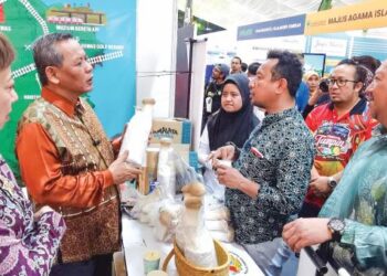 AMINUDDIN Harun (dua dari kiri) melawat rerurai pempamer selepas menyempurnakan Majlis Perasmian Negeri Sembilan Festival 2024 atau NS Fest 2024 di Dataran Nilai, Seremban semalam. – UTUSAN/MOHD. SHAHJEHAN MAAMIN