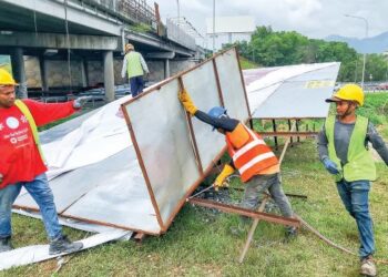 PAPAN iklan haram yang dirobohkan kontraktor dilantik MBS menerusi Operasi Pemantauan Papan Tanda Iklan di sepanjang Lebuh Raya Utara-Selatan di Seremban. – UTUSAN/MOHD. SHAHJEHAN MAAMIN