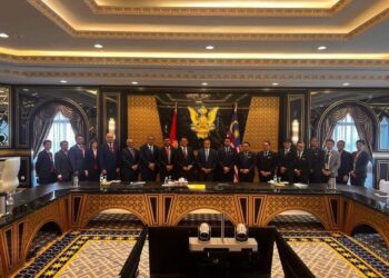 PERTEMUAN khas Abang Johari Tun Openg bersama pengurusan tertingi Planet QEOS di Kuchng, baru-baru ini.