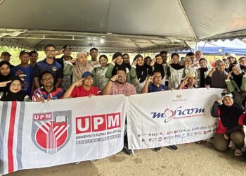 Kelab INSAN, Pusat Kokurikulum dan Pembangunan Pelajar (PKPP), UPM bersama rakan kerjasama
dan penyumbang (dari kiri), Ketua Program PUTRA Earth Care Initiative, Tengku Afiqah
Tengku Azman, Pengarah Jabatan Kemajuan Orang Asli (JAKOA) Negeri Perak, Hairul
Nizam Abdul Rahman, dan Pengarah Pusat Kokurikulum dan Pembangunan Pelajar UPM, Prof
Madya Dr. Mohd Mursyid Arshad, Pengerusi Majlis Belia Daerah Sungai Siput, Arif Zaky
Zolkafly, Wakil Lembaga Koko Malaysia, Mustafa Munim Motolani dan Wakil Komuniti Orang
Asli, Daud Anjang berhambar bersama sama pada majlis di Sungai Siput baru-baru ini.