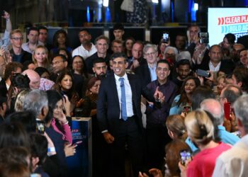 PERDANA Menteri Britain dan pemimpin Parti Konservatif, Rishi Sunak dalam kempennya di Muzium Tentera Nasional, London pada 2 Julai.- AFP