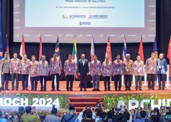 Perdana Menteri, Datuk Seri Anwar Ibrahim (tengah) bersama Menteri Perumahan dan Kerajaan Tempatan, Nga Kor Ming (tujuh kanan) bergambar bersama wakil-wakil pemimpin ASEAN selepas gimik pembukaan The ASEAN-China Ministerial Roundtable on Construction and Housing 2024 (ACMROCH 2024) dan The 23rd International Architecture, Interior Design and Building Exhibition 2024 (ARCHIDEX 2024) di Pusat Konvensyen Kuala Lumpur (KLCC) di sini, hari ini. - UTUSAN/FARIZ RUSADIO
