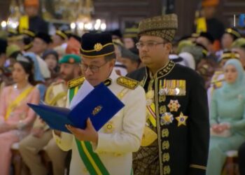 ANWAR Ibrahim semasa mempersembah ucapan tahniah dan taat setia mewakili kerajaan dan rakyat di hadapan Sultan Ibrahim, sempena Istiadat Pertabalan sebagai Yang di-Pertuan Agong Ke-17 di Istana Negara hari ini.
