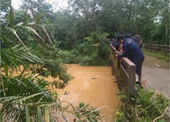 UNIT Skuba Forensik dan anggota polis membuat semakan kedalaman air Sungai Trolak, Slim River, Perak semalam dalam misi pencarian bahan bukti kes pembunuhan Nur Farah Kartini Abdullah. – UTUSAN/FADZIL ZAINOL