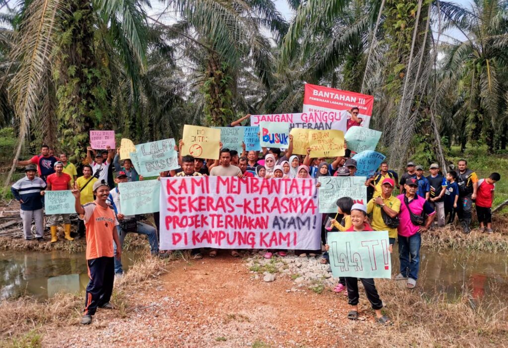 Penduduk bantah pembinaan ladang ayam Penduduk bantah pembinaan ladang ayam