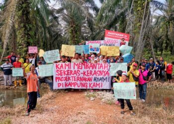 PENDUDUK yang membantah pembinaan ladang ternakan ayam berdekatan kampung mereka di  Sungai Balai di Bagan Datuk. - UTUSAN/AIN SAFRE BIDIN