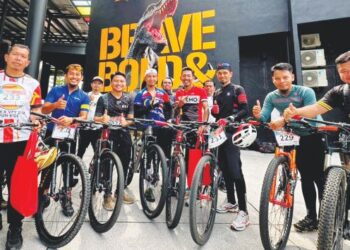 PESERTA yang menyertai kayuhan Fun Ride Railway To See Malaysia di Batu Gajah semalam. – UTUSAN/LIYANA RAMLI