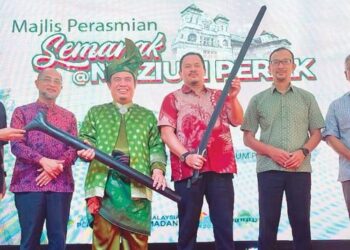 MOHAMAD Sobri Mat Daud (tiga dari kanan) memegang replika bilah sundang manakala Muhamad Abdullah (tiga dari kiri) memegang sarung Sundang pada Program Semarak @Muzium Perak di Taiping semalam. – UTUSAN/WAT KAMAL ABAS