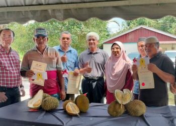 AHMAD Kamal Idris Mohd. Nawawi (dua dari kiri) bersama pemenang pertandingan buah durian terbaik Batu Kurau di Larut, hari ini. - UTUSAN/WAT KAMAL ABAS