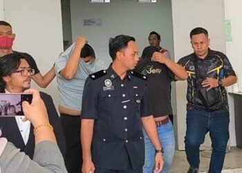 DUA anggota trafik dibawa keluar dari Kompleks Mahkamah Kangar, Perlis, selepas permohonan reman bagi membantu siasatan kes memeras ugut warga Bangladesh.
