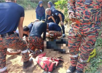 ANGGOTA bomba memberikan bantuan kecemasan kepada seorang remaja perempuan yang lemas ketika mandi-manda bersama keluarga di anak sungai di Taman Pulai Perdana, Skudai, petang semalam.