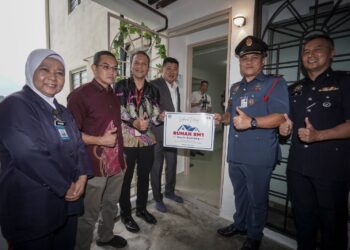 UNCLE Kentang (empat kiri) dan Pengarah IKN, Dr. Mohd Anis Haron (tiga kiri) ketika gimik merasmikan Rumah RM1 untuk pesakit kanser di Pangsapuri Putra Harmoni, Putrajaya. - UTUSAN/FAISOL MUSTAFA