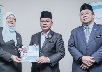 MOHD. Na'im Mokhtar bersama Ketua Pengarah Jabatan Kemajuan Islam Malaysia, Datin Paduka Hakimah Mohd. Yusoff (kiri) menunjukkan Pelan Tindakan Agensi Agama Bagi Orang Kurang Upaya Muslim 2024-2028 di Kompleks Islam Putrajaya, semalam. Turut serta Timbalan Ketua Pengarah (Dasar) Jakim, Datuk Dr. Sirajuddin Suhaimee. - UTUSAN/FAIZ ALIF ZUBIR