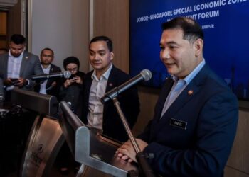 RAFIZI Ramli pada sidang akhbar sempena Forum Pelaburan Zon Ekonomi Khas Johor-Singapura (JS-SEZ) hari ini.