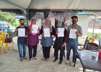 SEBAHAGIAN tukang cuci yang tidak dibayar gaji menunjukkan laporan polis  dan Jabatan Tenaga Manusia yang dibuat  di Kota Bharu, Kelantan. – UTUSAN/ROHANA MOHD. NAWI