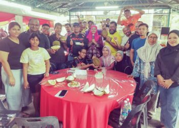 ANTARA pengunjung yang menyertai tawaran makan durian pada harga RM25 di Sungai Jahang, Gopeng, kelmarin.