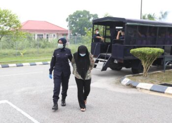 NOR Hidayah Che Awang, 37, mengaku tidak bersalah di Mahkamah Sesyen Kota Bharu atas dua pertuduhan menganiaya anak tiri dengan mengurung mangsa sehingga menyebabkan kecederaan.