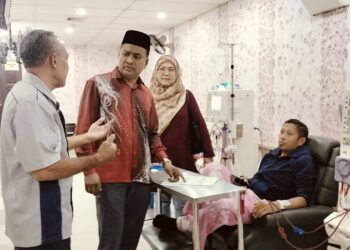 MOHAMED Nizam Abdullah (dua dari kiri) bersama pesakit yang menjalani dialisis di Pertubuhan Perkhidmatan Hemodialisis Nor Kasih,  Bagan Serai, Perak. - UTUSAN/WAT KAMAL ABAS