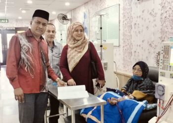 SOPIAH Osman (kanan) menjalani dialisis di Pusat Hemodialisis Nor Kasih di Bagan Serai, Perak. – UTUSAN/WAT KAMAL ABAS