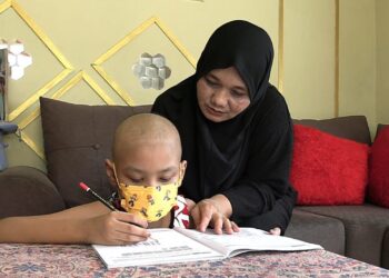 ROZEMI Ngah (kanan) sentiasa meluangkan masa membantu Muhamnad Razan Afzal Abdul Razak mengulang kaji pelajaran jika kesihatannya berada dalam keadaan baik. – UTUSAN/DIANA SURYA ABD. WAHAB