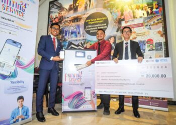 (DARI kiri) Fikri Akmal Aizuddin, Iqmal Aizat Mohd. Zamri dan Low Lie Xin bersama PrinTEX - Automated Printing Machine yang dibangunkan di UTM, Skudai, Johor Bahru.