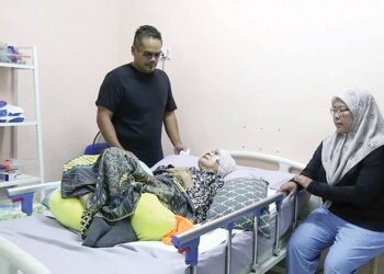 MOHD. NOOR FITRI Rohim terpaksa berhenti kerja bagi menumpukan sepenuh masa menjaga Jamilah Aziz (tengah) dan Nurul Huda Othman (kanan). – UTUSAN/DIANA SURYA ABD WAHAB