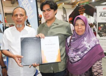 MUHAMMAD ALIMIE Razak (tengah) teruja mendapat pengiktirafan daripada Felda sempena Hari Peneroka Felda 2024 di Taman Ekspo Pertanian Malaysia (MAEPS), Serdang. – UTUSAN/SALEHUDIN MAT RASAD